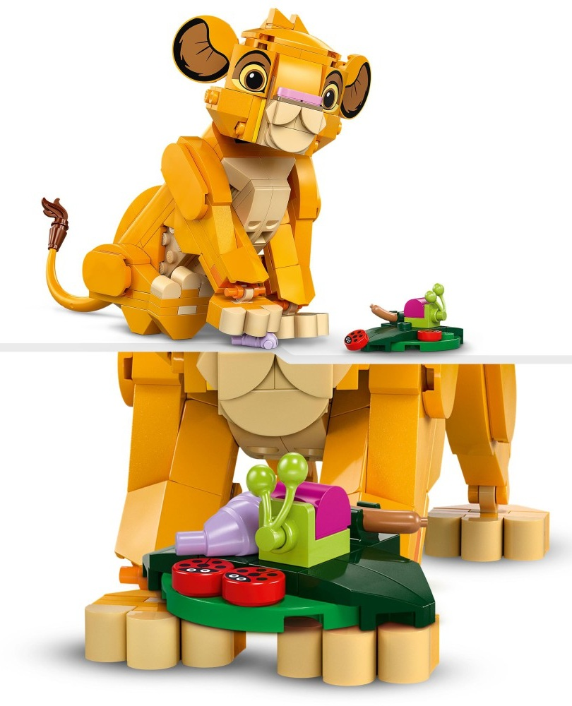 Lego Simba młody lew o jasnych żółtych i beżowych kolorach, siedzący. Zielona podstawa z czerwonymi biedronkami i blokami ślimaków jest z przodu.
