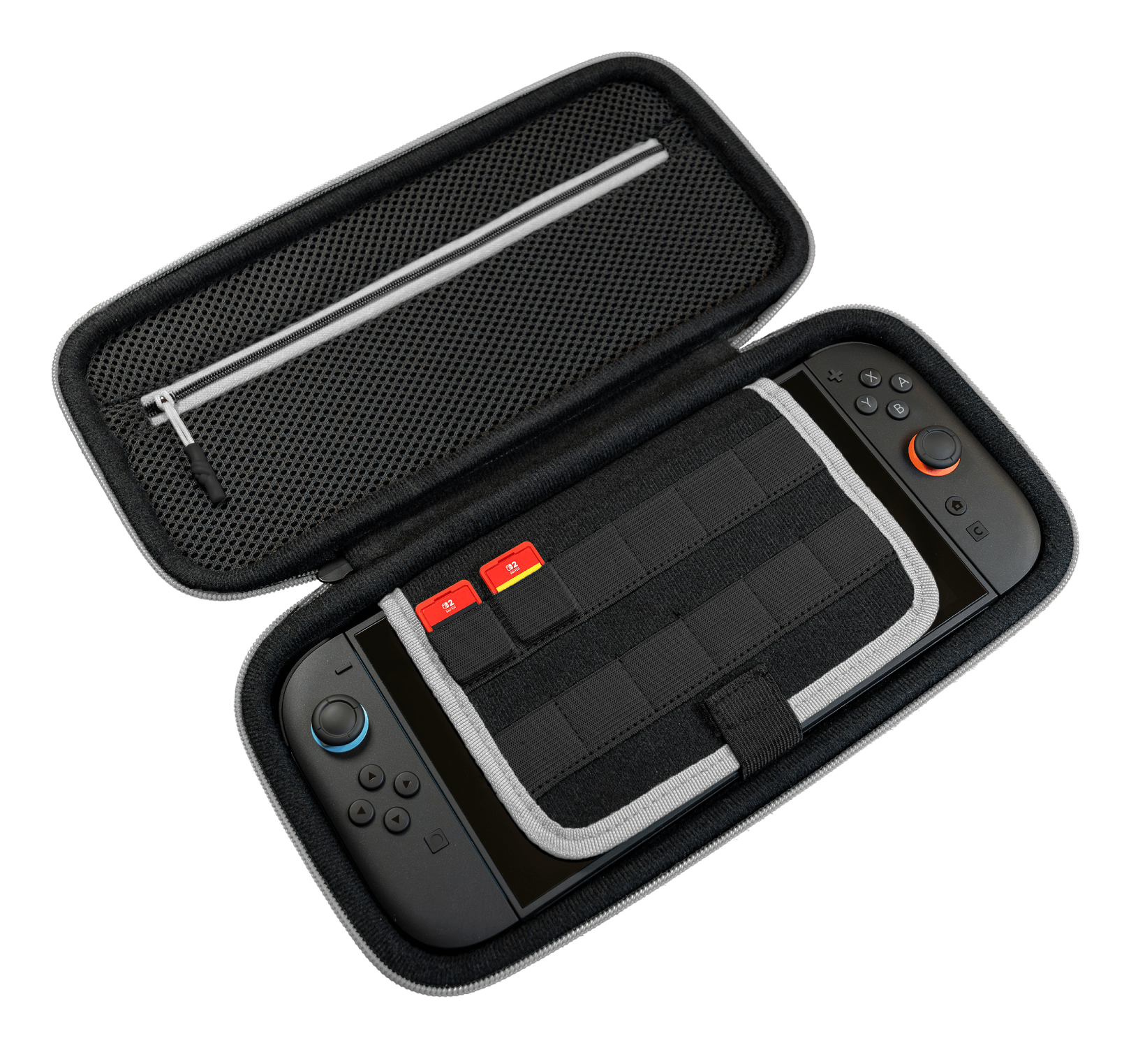 Funda negra abierta con Switch dentro. Tiene ribete gris y cremallera. Dos tarjetas SD rojas visibles. Controles a ambos lados.