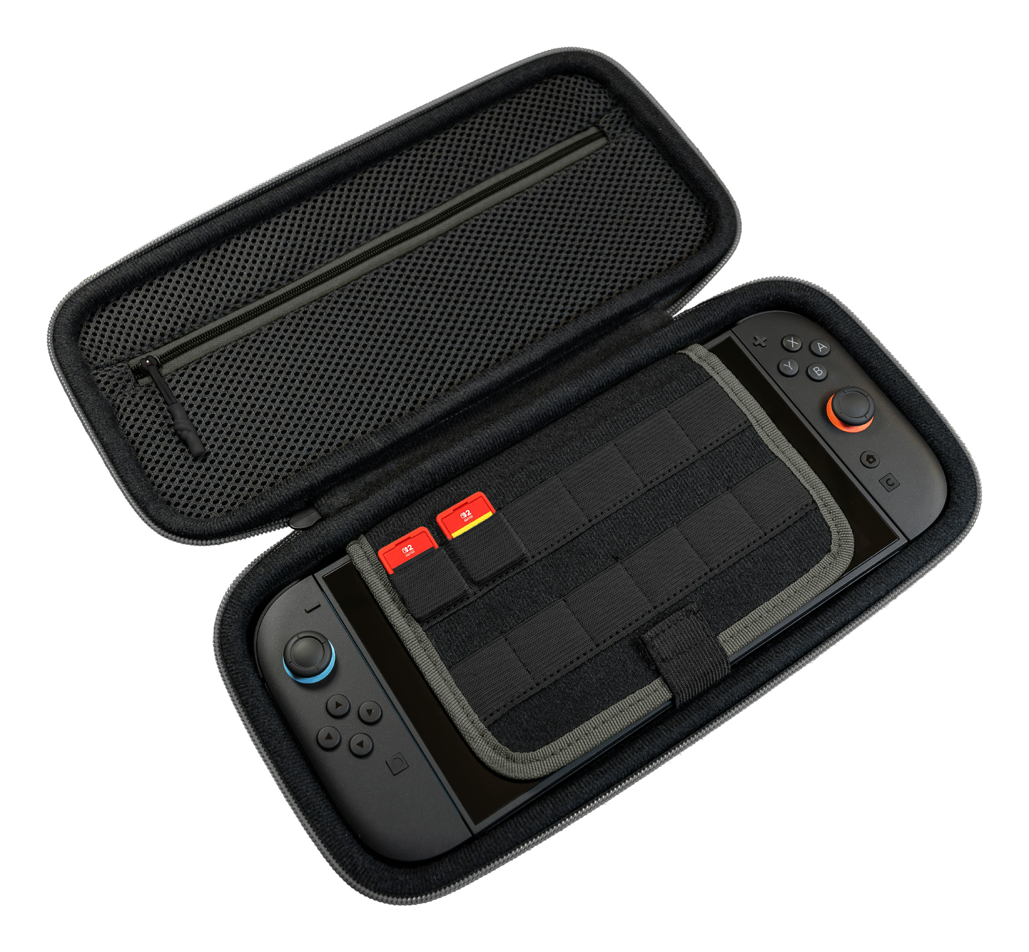 Funda negra abierta con una Nintendo Switch dentro. Dos tarjetas SD rojas visibles. La funda está sobre una superficie blanca.
