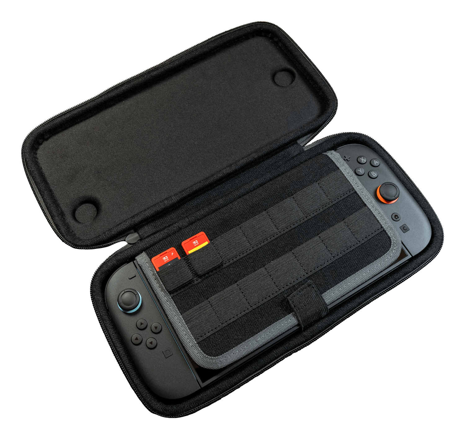 Estuche negro abierto con consola Nintendo Switch. Se ven dos tarjetas SD rojas. El fondo es blanco.