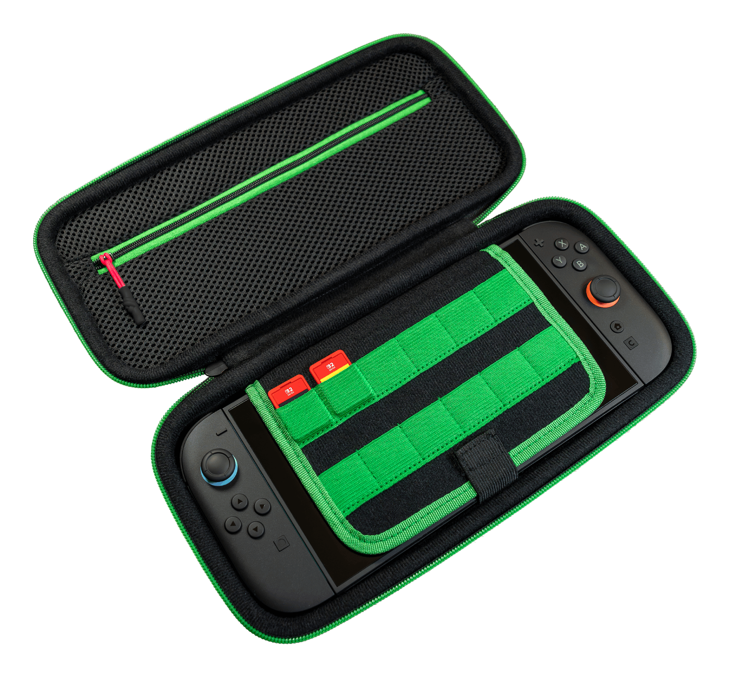 Funda Switch negra y verde abierta con un Switch dentro. La funda tiene cremallera verde e interior verde y negro. Se ven dos tarjetas SD.