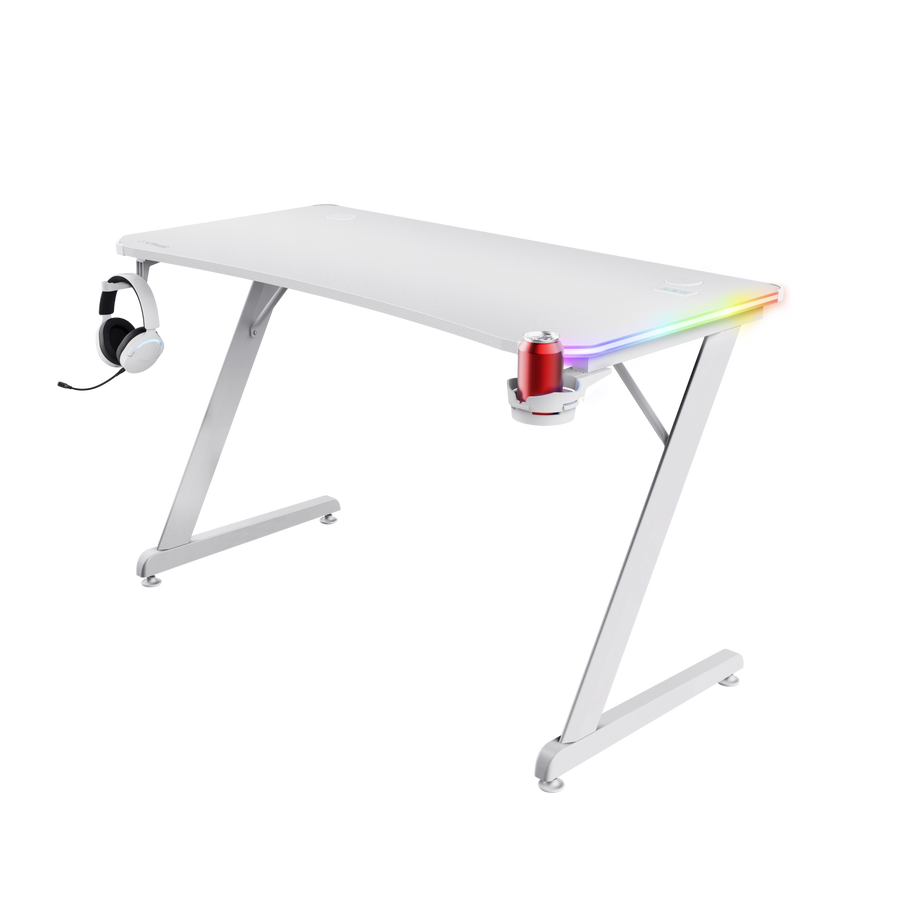 Escritorio de juego blanco con auriculares, lata de refresco y luces LED. Patas en forma de Z, fondo negro.
