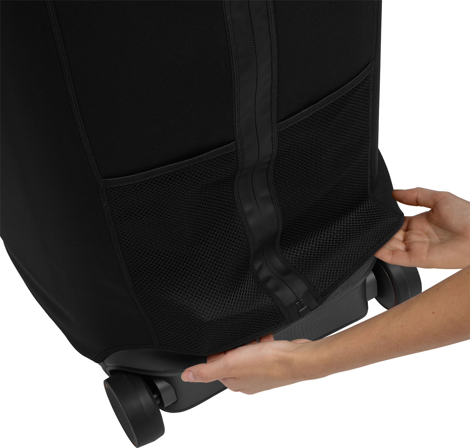 Hände ziehen eine schwarze Netztasche an einem schwarzen Objekt mit Rädern nach unten. Das Objekt hat einen schwarzen Reißverschluss und einen schwarzen Rahmen.