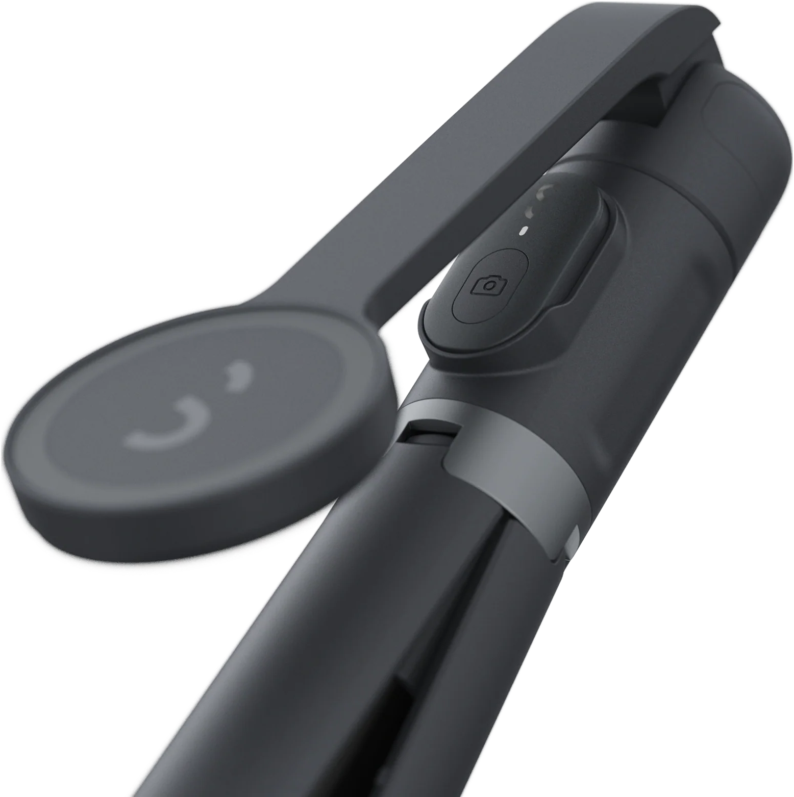 Un bastone per selfie grigio scuro con un quadrante circolare e un pulsante fotocamera, su sfondo nero.