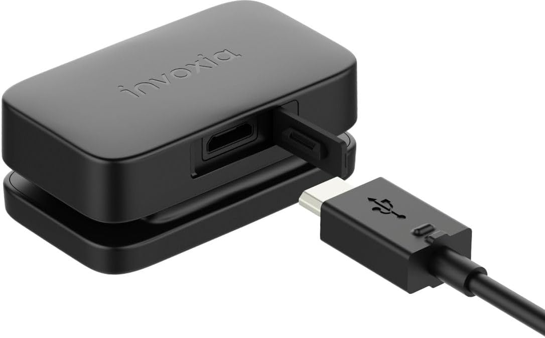 Dispositivo Invoxia nero con porta USB, collegato a un cavo USB. Il dispositivo è rettangolare e presenta il logo Invoxia.