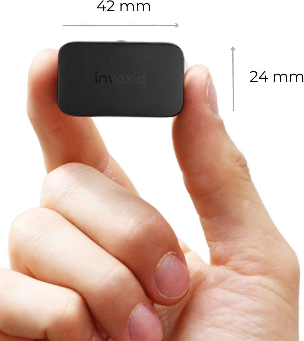 Una mano tiene un piccolo rettangolo nero con scritto 'invoxia'. Misure: 42 mm x 24 mm.