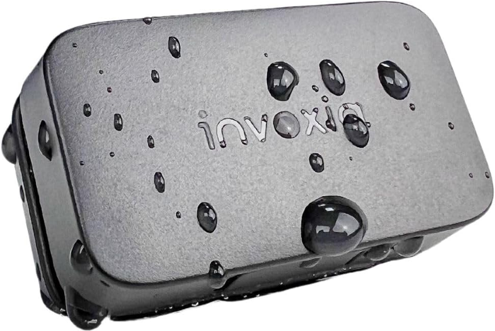 Un dispositivo rettangolare grigio con la scritta 'invoxia', ricoperto di goccioline d'acqua. Il dispositivo è nero sui bordi.