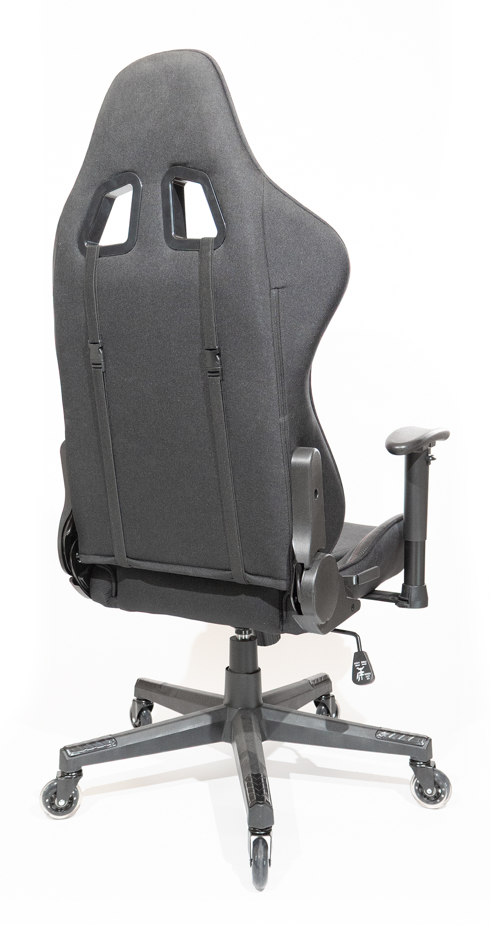 Czarny fotel gamingowy na białym tle. Ma wysokie oparcie, podłokietniki i pięcioramienną podstawę z kółkami.