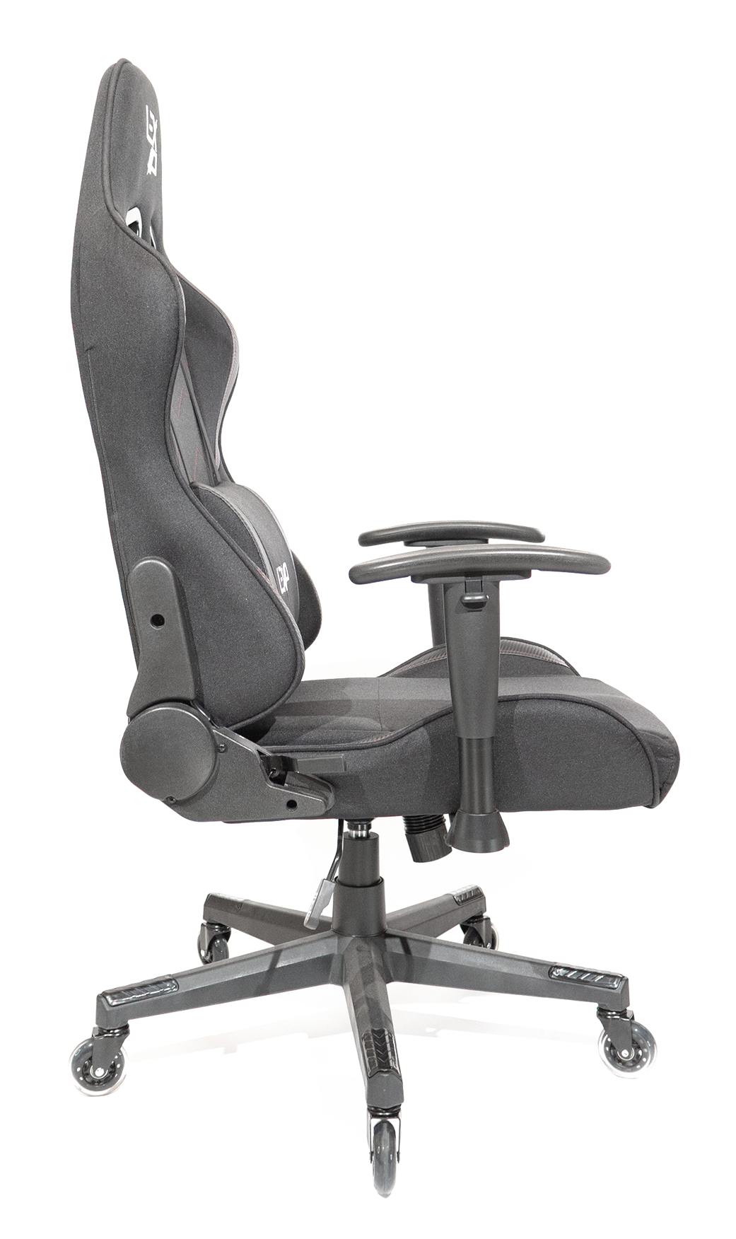 Czarny fotel gamingowy na białym tle. Ma wysokie oparcie, podłokietniki i pięcioramienną podstawę z kółkami.