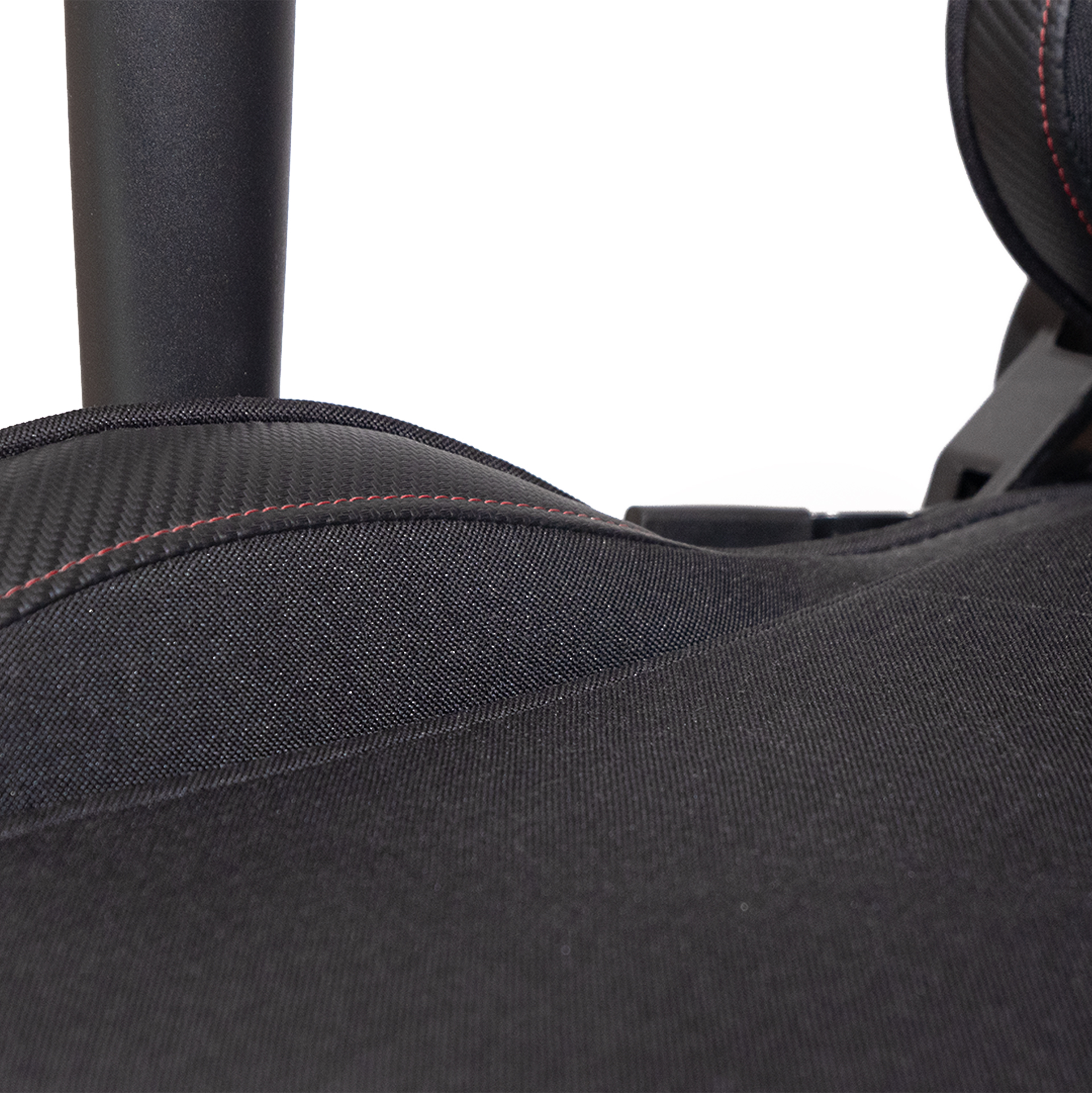 Zbliżenie czarnego krzesła z czerwonymi szwami. Po lewej widoczny czarny wspornik.