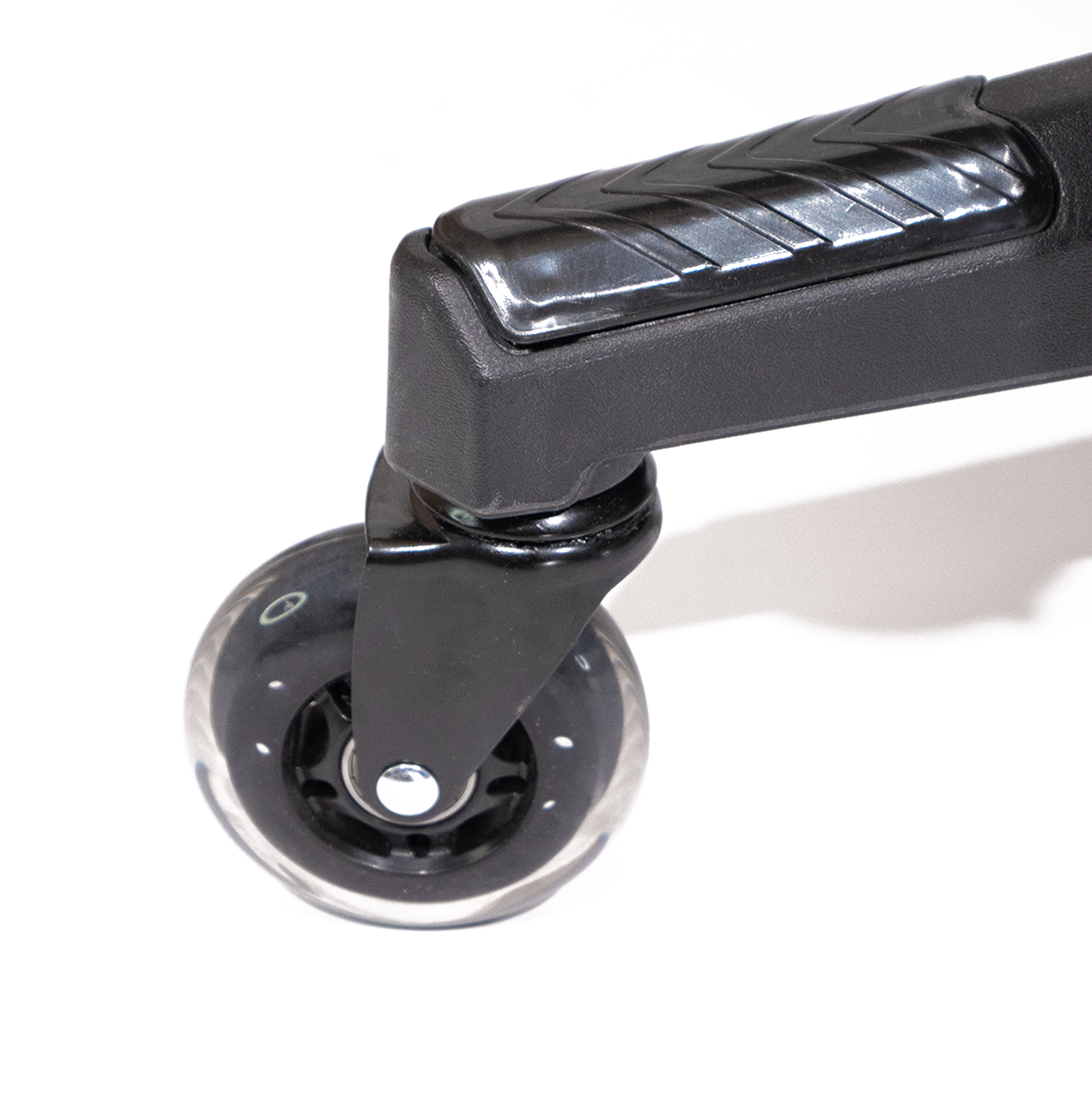 Zbliżenie czarnego kółka krzesła na białym tle. Koło jest z przezroczystego plastiku.