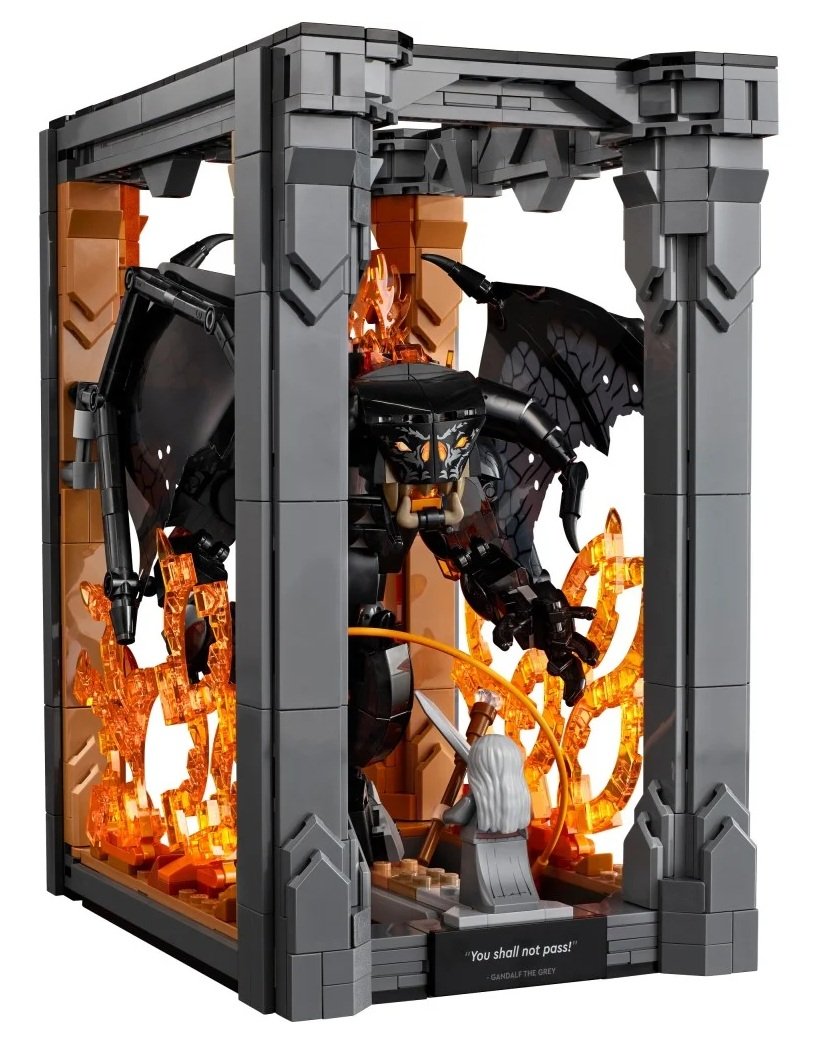 Zestaw Lego przedstawiający Gandalfa kontra Balroga. Balrog jest czarny z pomarańczowymi płomieniami. Gandalf jest mały i biały. Scena jest oprawiona szarymi blokami.