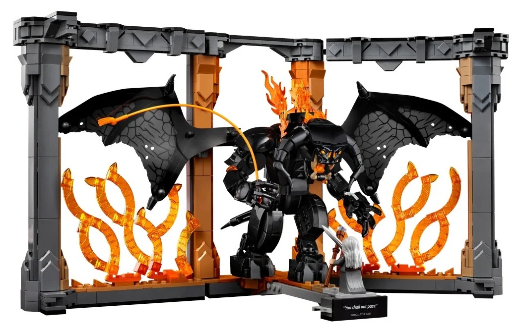 Zestaw Lego przedstawia czarnego, skrzydlatego demona z ogniem, naprzeciwko małej figurki trzymającej miecz. Scena zbudowana jest z klocków Lego.