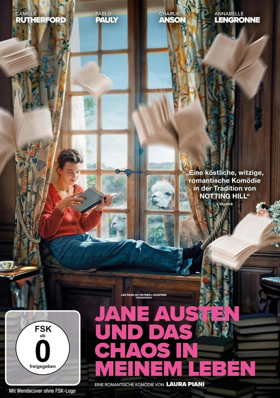 Eine Frau liest am Fenster, draußen Alpakas. Bücher schweben herum. Filmtitel: Jane Austen und das Chaos in meinem Leben.