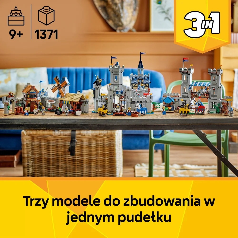 Zestaw zamku Lego z wieloma strukturami, figurkami i akcesoriami, wystawiony na drewnianym stole. Zawiera wiatrak i flagi.