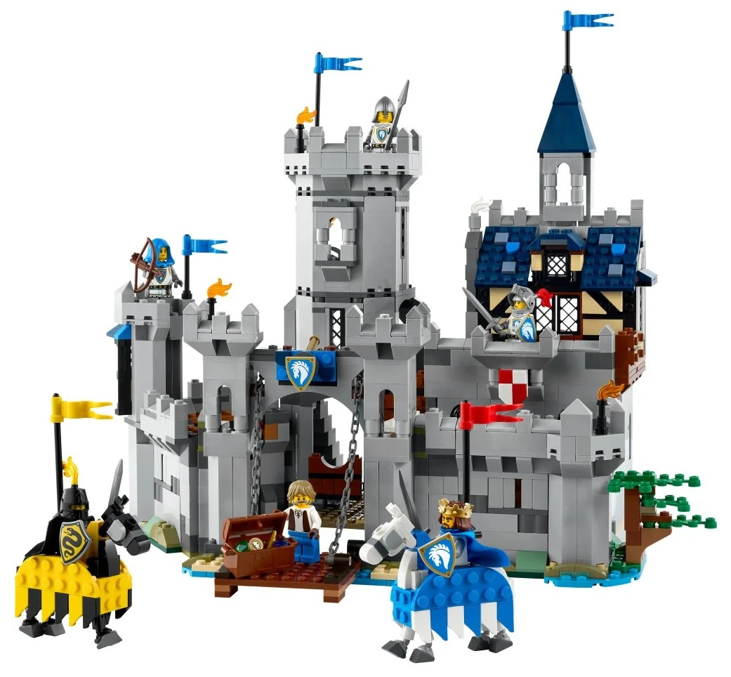Zamek Lego z rycerzami, końmi i flagami. Skrzynia ze skarbami jest otwarta. Zamek jest szary z niebieskimi akcentami.
