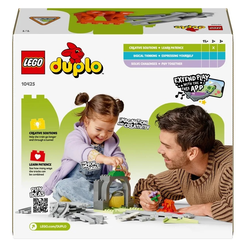 Dziecko i mężczyzna bawią się zestawem pociągów Lego Duplo. Pudełko jest w tle. Dziecko umieszcza element na szarych torach.