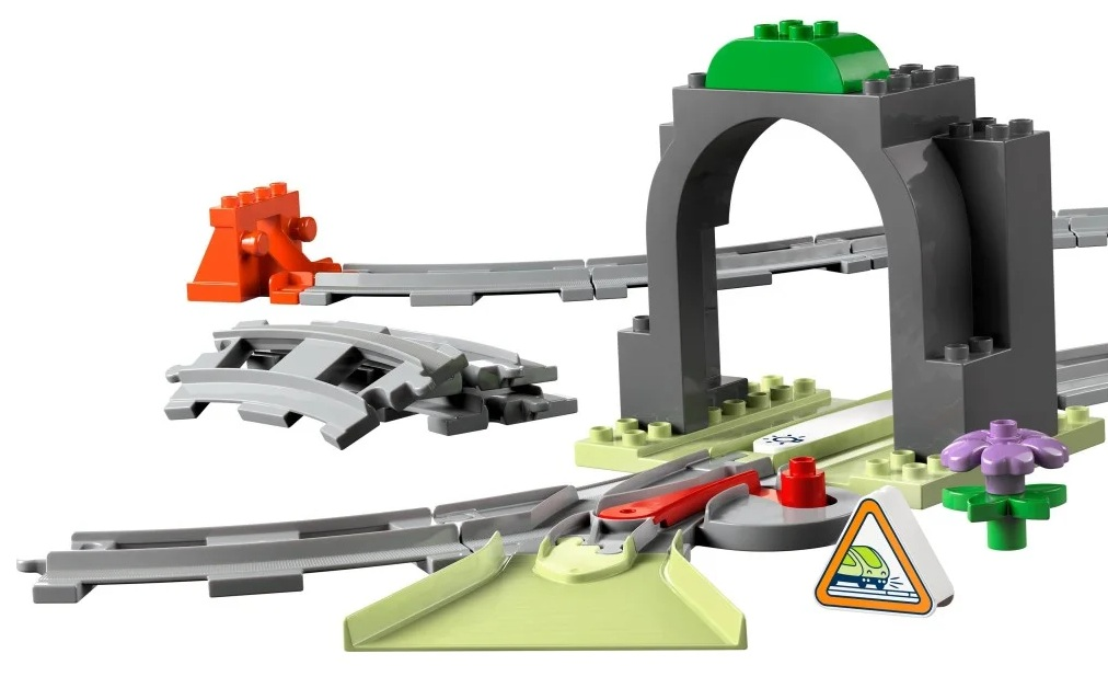 Pokazano zestaw pociągów Lego. Zawiera tory, tunel, zwrotnicę i znak ostrzegawczy.