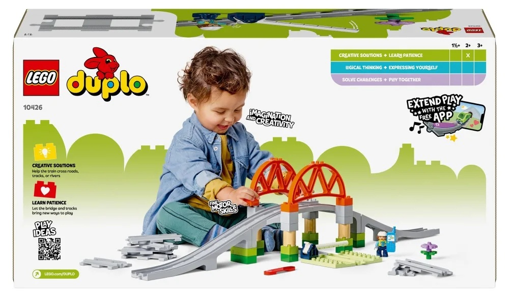 Dziecko bawi się zestawem pociągu Duplo. Zestaw zawiera mosty, tory i figurki. Tło pokazuje pudełko z tekstem i logo.