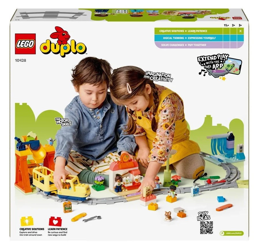 Dwoje dzieci bawi się zestawem Lego Duplo. Żółty pociąg jedzie po torach. Zestaw zawiera budynki, figurki i akcesoria.