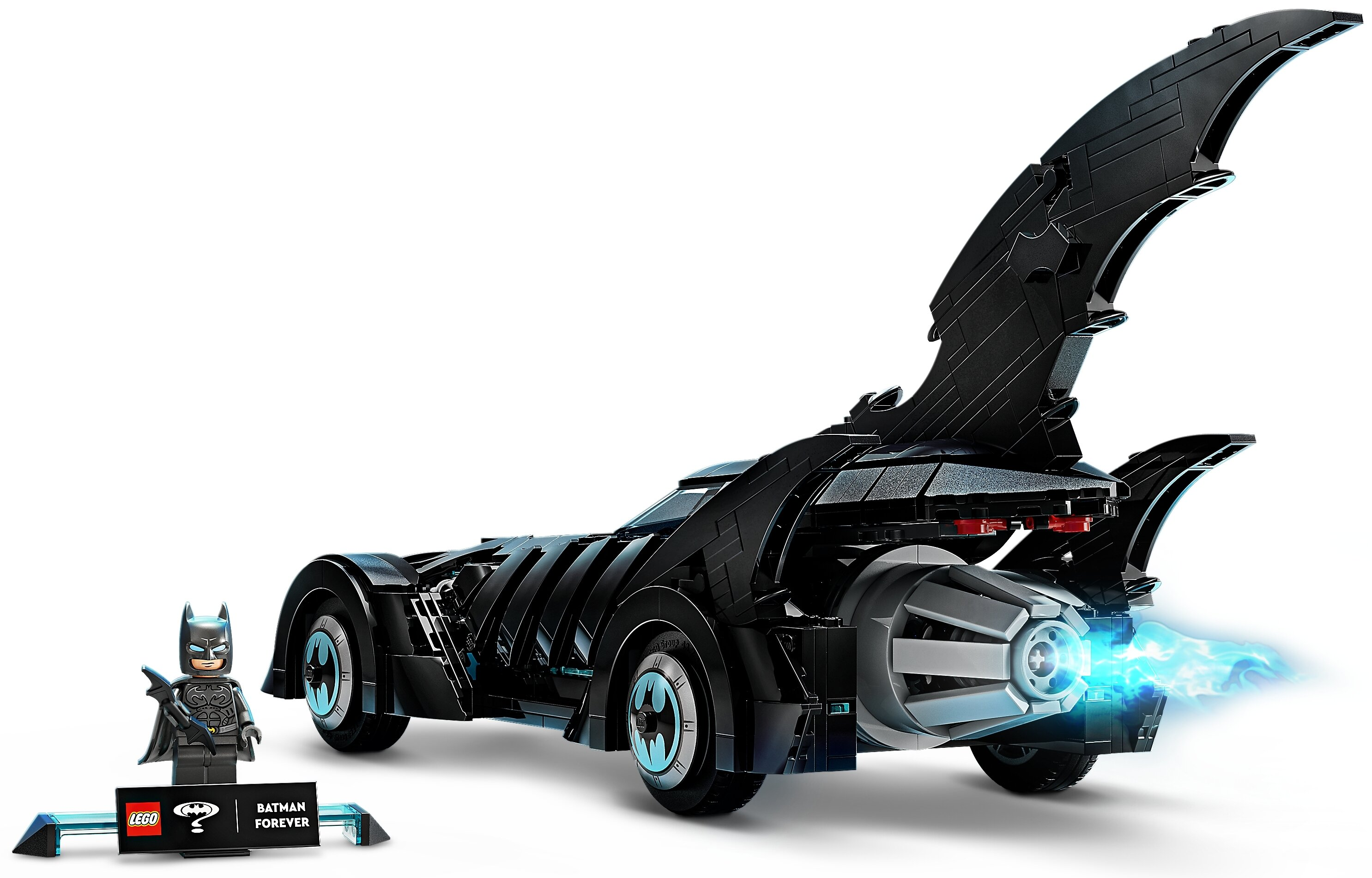 Model Lego Batmobil z figurką Batmana. Jest czarny z niebieskimi akcentami. Niebieskie płomienie wydobywają się z silnika.