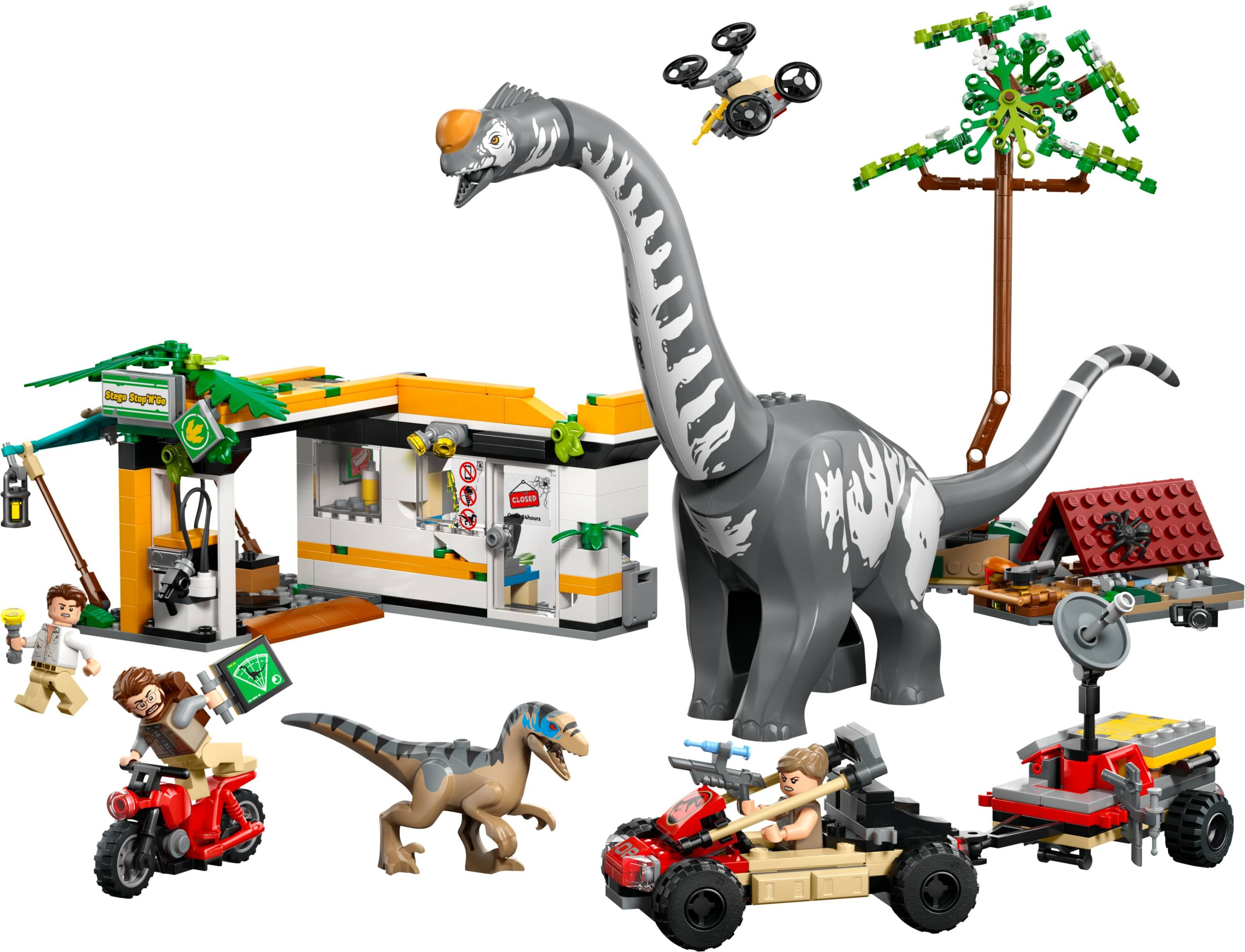 Zestaw Lego z dużym dinozaurem, pojazdami, budynkami i minifigurkami. Scena pojawia się na białym tle.
