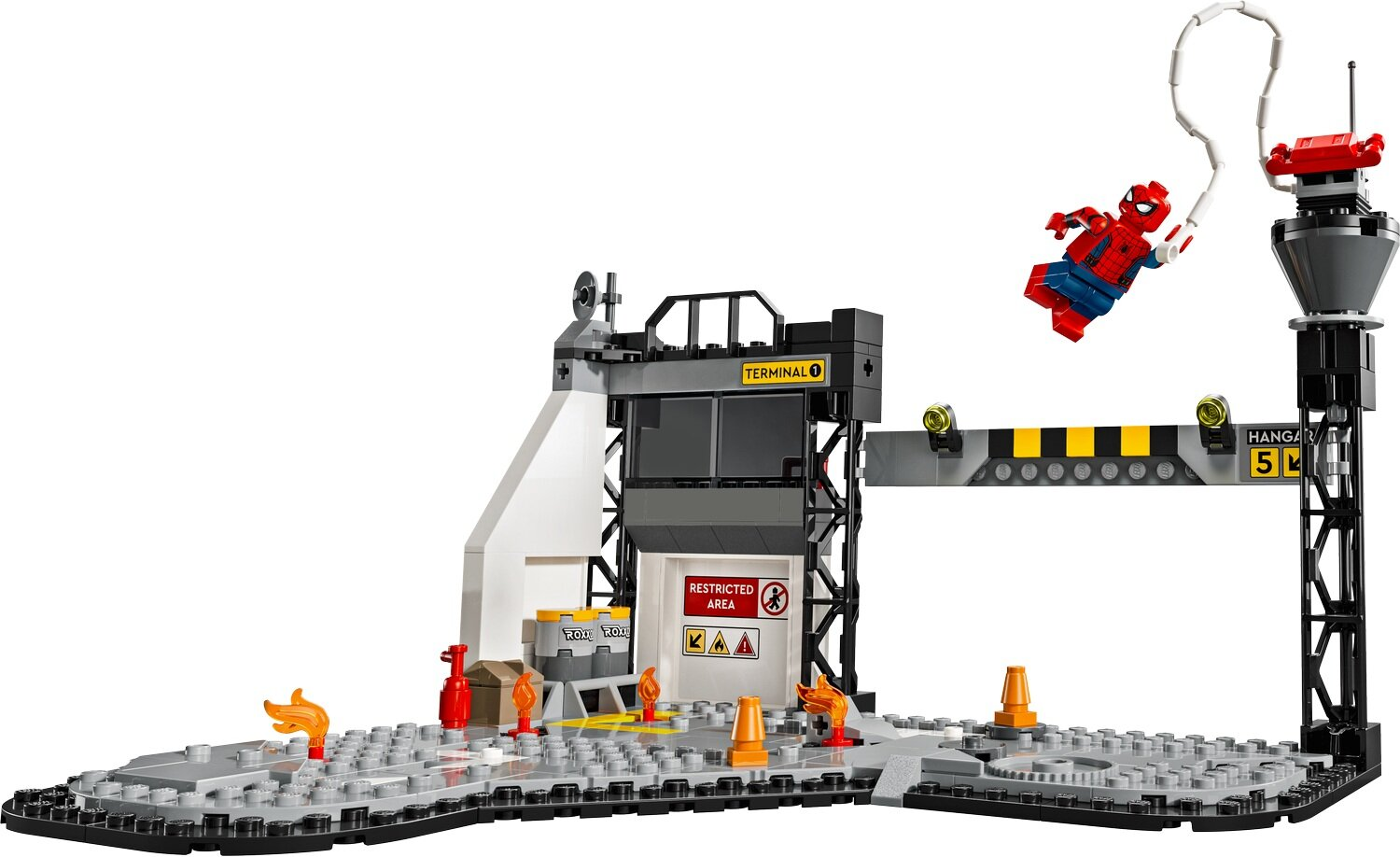 Zestaw Lego z figurką Spider-Mana huśtającego się. Zawiera terminal, hangar, znak strefy ograniczonej, elementy ognia i pachołki drogowe.
