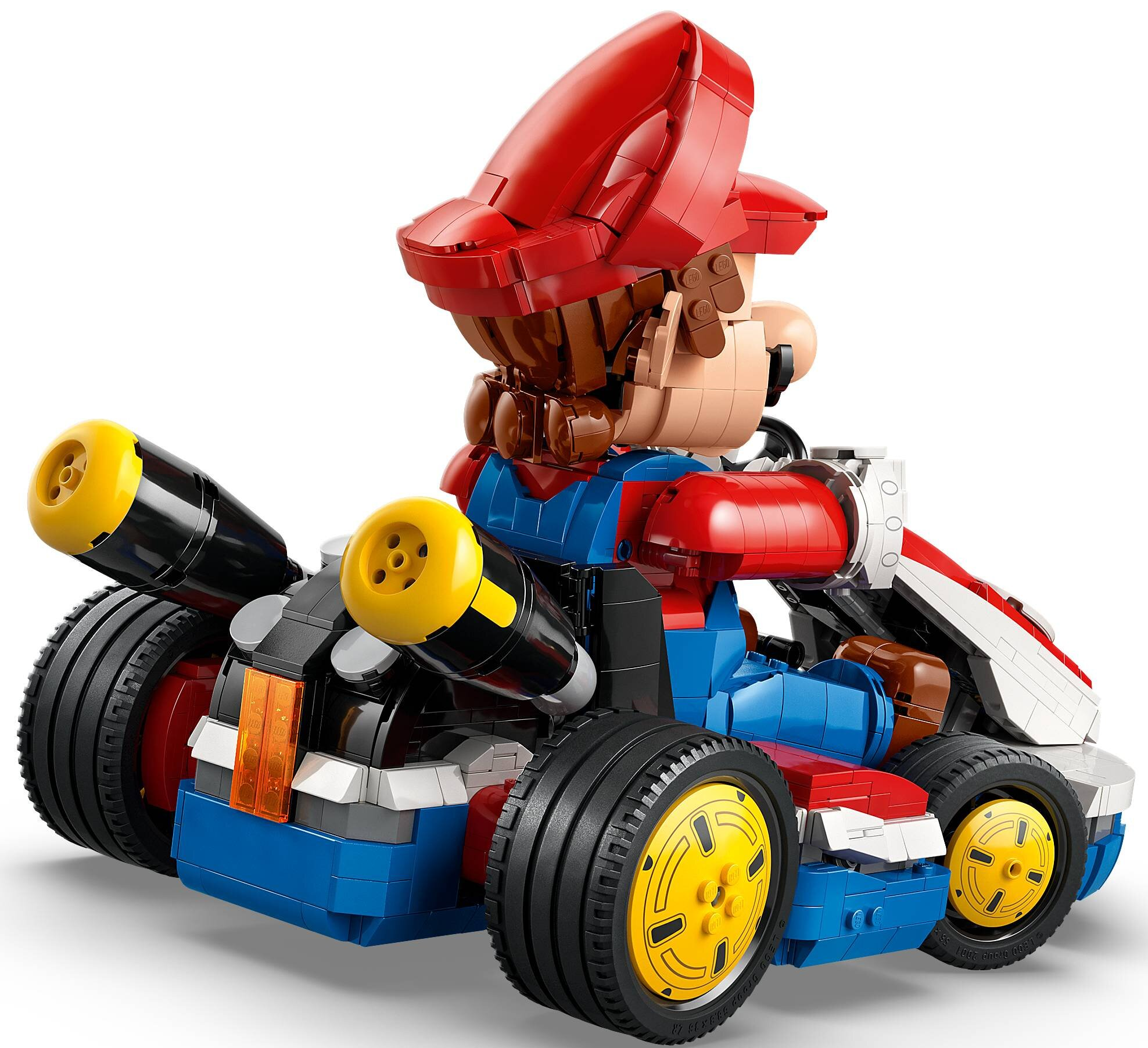 Figurka Lego Mario w gokarcie. Gokart jest czerwony, niebieski i biały. Postać ma czerwoną czapkę i niebieskie ogrodniczki.