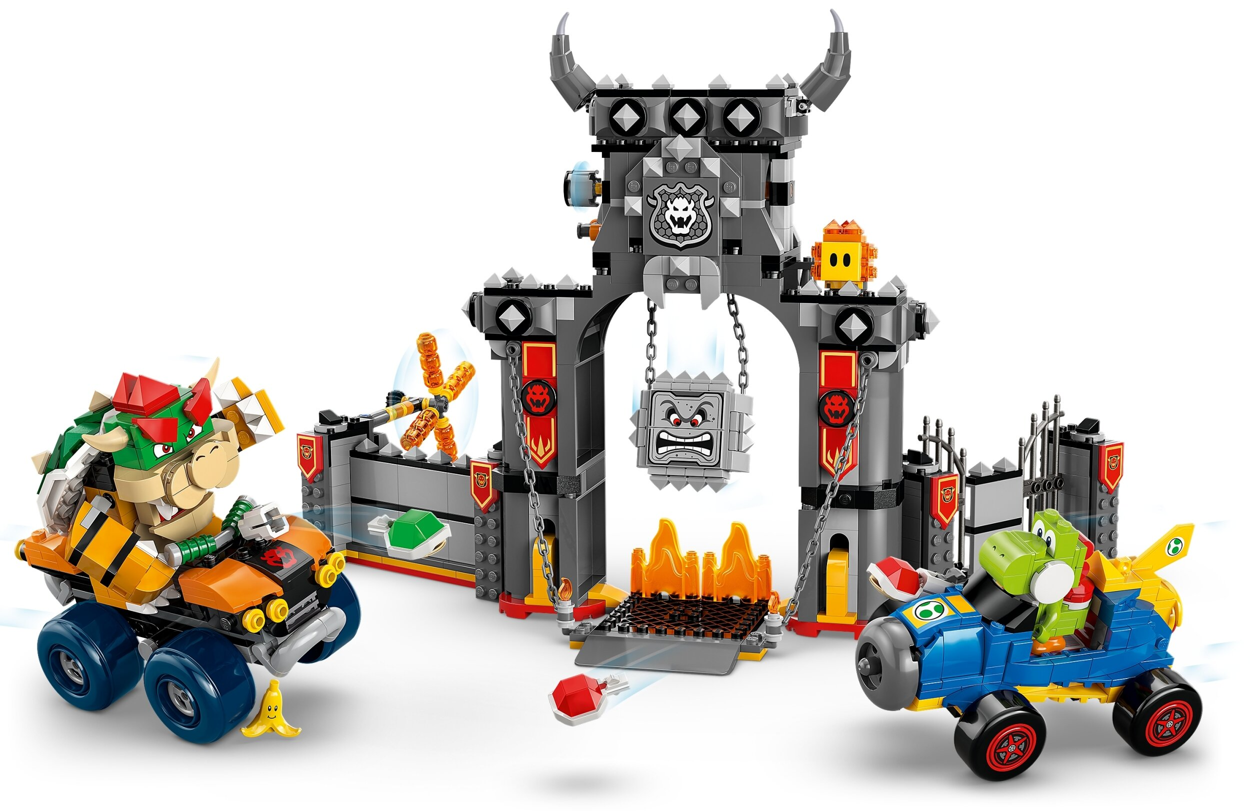 Zestaw Lego z gokartami Bowsera i Yoshiego ścigającymi się w stronę zamku z Thwompem, ogniem i łańcuchem.