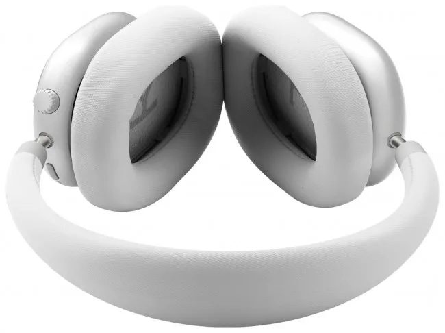 Białe słuchawki nauszne, rozłożone. Muszle są srebrne z białą wyściółką. Biały pałąk łączy muszle.