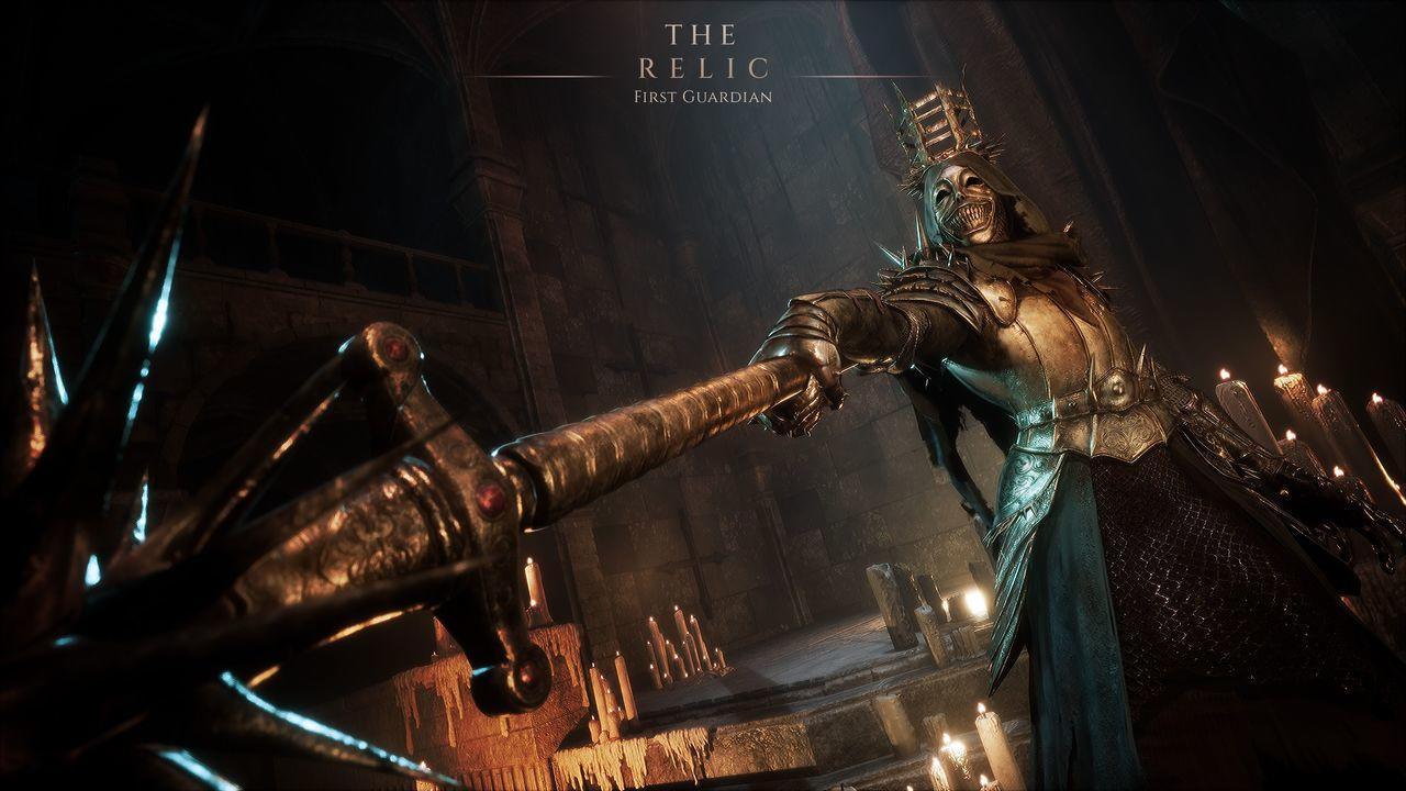 Ein Krieger in verzierter Rüstung hält eine Waffe. Kerzen beleuchten eine dunkle Kammer. Der Text "THE RELIC" und "FIRST GUARDIAN" sind sichtbar.