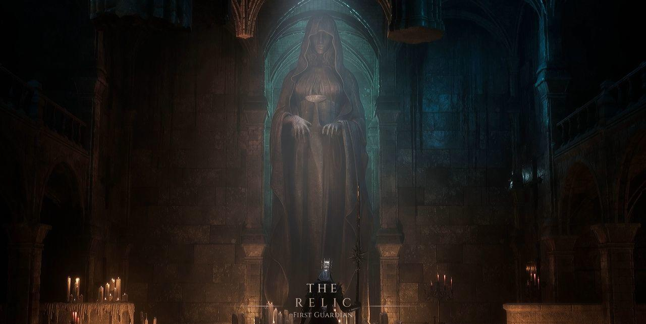 Eine Kapuzenstatue steht in einer schummrigen Kathedrale. Kerzen beleuchten den Vordergrund. Die Szene ist dunkel mit dramatischer Beleuchtung.
