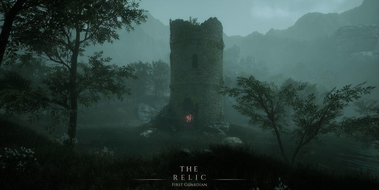 Ein Steinturm in einem nebligen Wald. Bäume umrahmen den Turm, im Hintergrund Berge. Der Turm hat ein helles Licht.