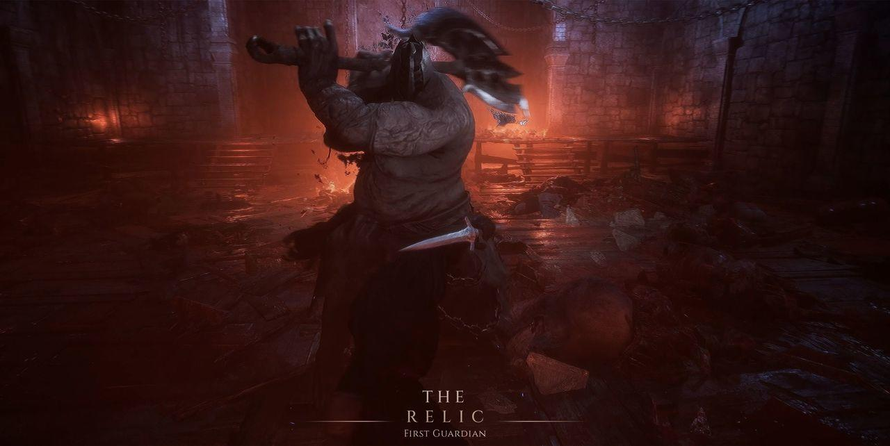 Eine riesige Gestalt mit erhobener Axt steht in einer schwach beleuchteten, blutbespritzten Kammer. Der Titel "The Relic: First Guardian" erscheint unten.