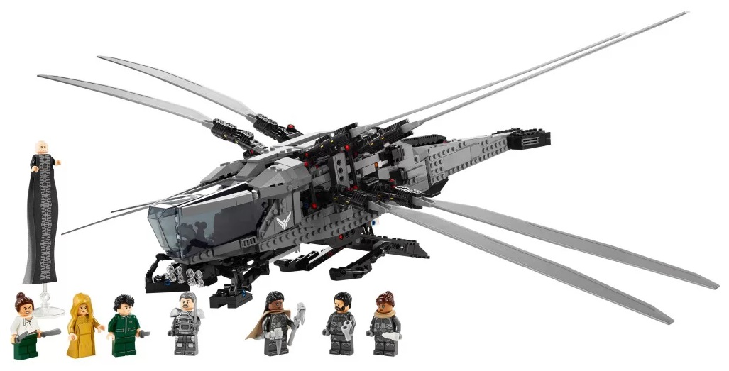 Model Lego szarego samolotu z kilkoma minifigurkami. Samolot ma duże skrzydła i szczegółowy korpus, z figurkami na pierwszym planie.