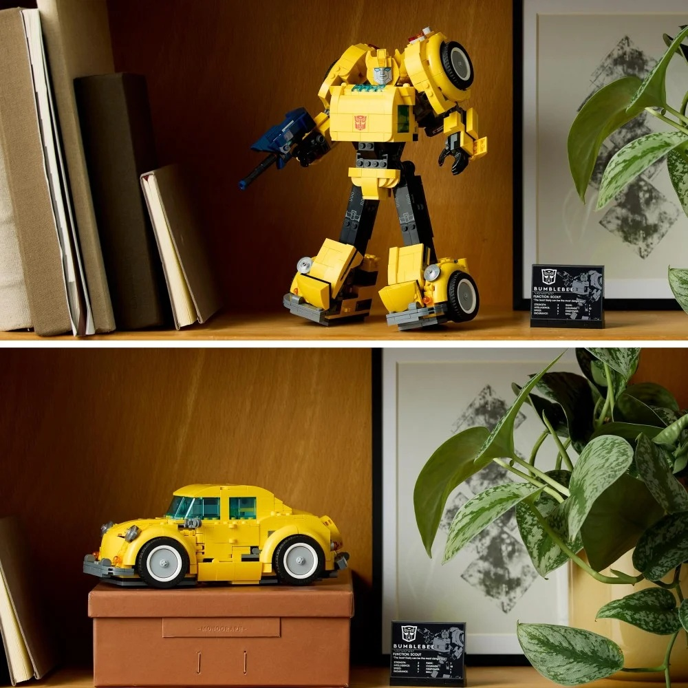 Żółta zabawka Bumblebee Transformer w postaci robota i samochodu. Książki i roślina w tle. Obecna jest karta.