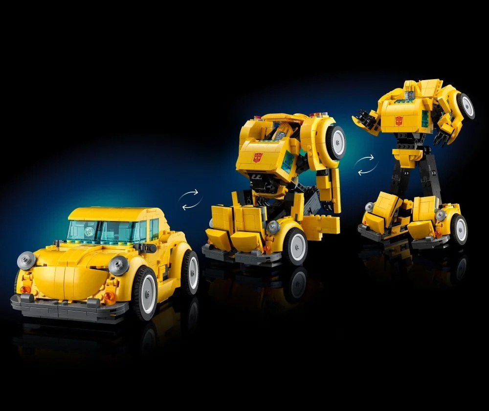 Żółty Lego Bumblebee w formie samochodu, w trakcie transformacji i w formie robota. Pokazano strzałki transformacji. Tło jest czarne.