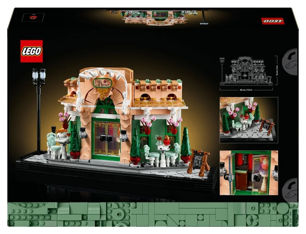 Pudełko zestawu LEGO przedstawia model kawiarni. Ma beżową fasadę, zielone drzwi, stoły i latarnię uliczną. Szczegóły są w tle.
