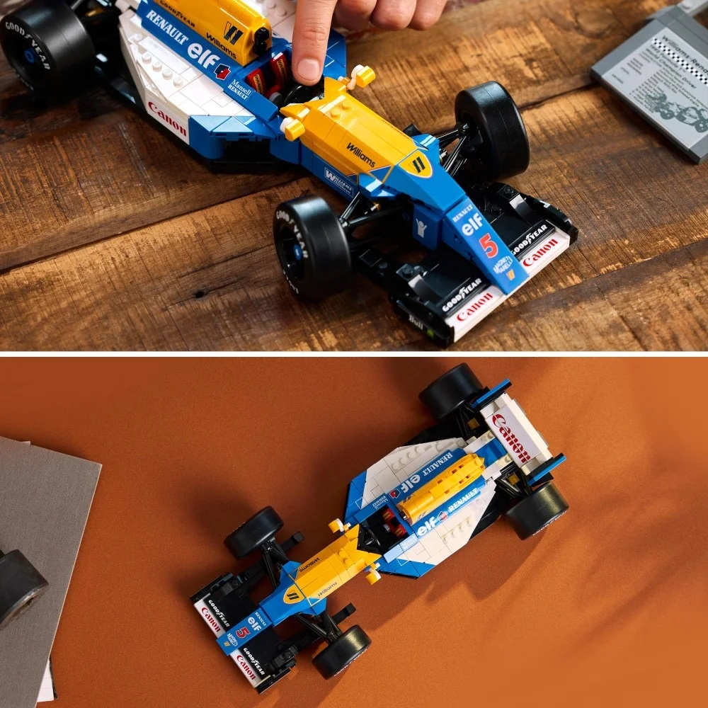 Model bolidu F1 Lego, niebiesko-żółty, na drewnianym stole. Ręka dotyka samochodu. Tło to brązowa powierzchnia.