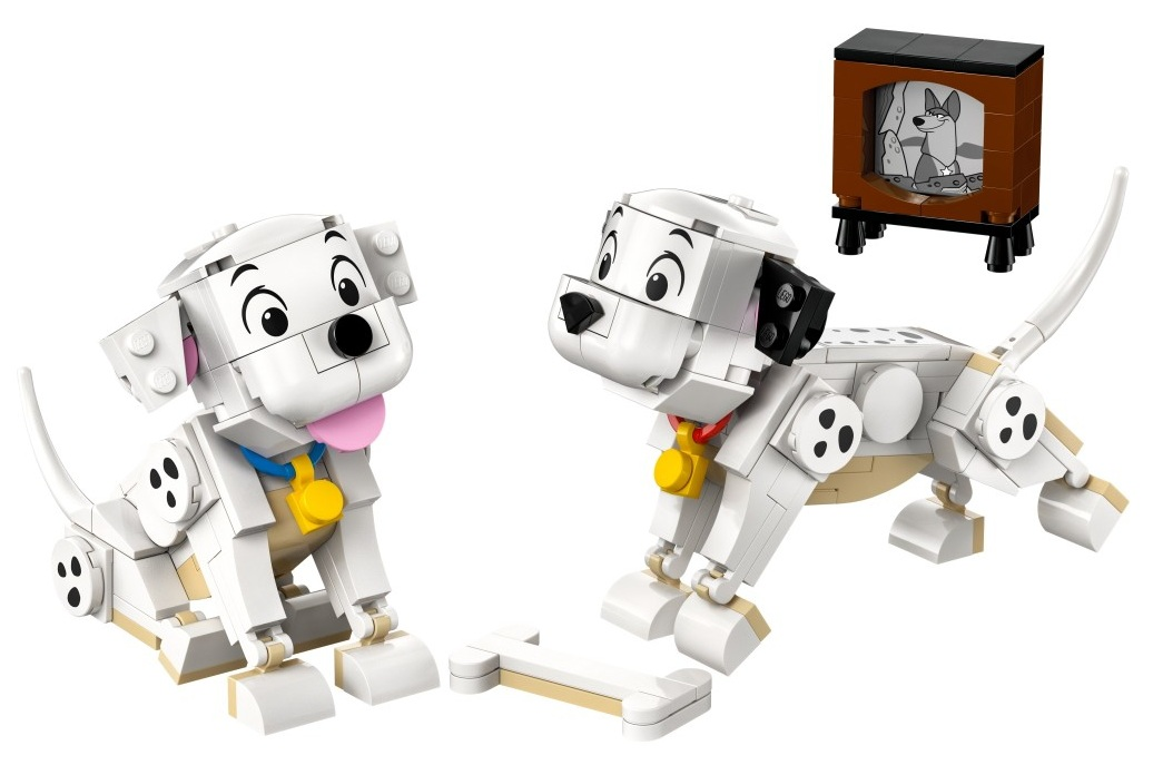 Zestaw Lego z dwoma psami dalmatyńczykami, kością i telewizorem. Psy są białe w czarne łaty. Telewizor pokazuje kreskówkę z psami.