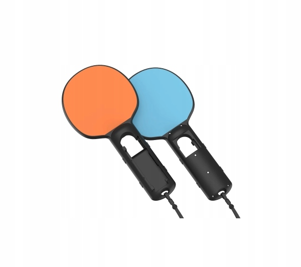 Dwie rakiety do ping ponga z pomarańczowymi i niebieskimi powierzchniami, czarnymi uchwytami i paskami na nadgarstki na białym tle.