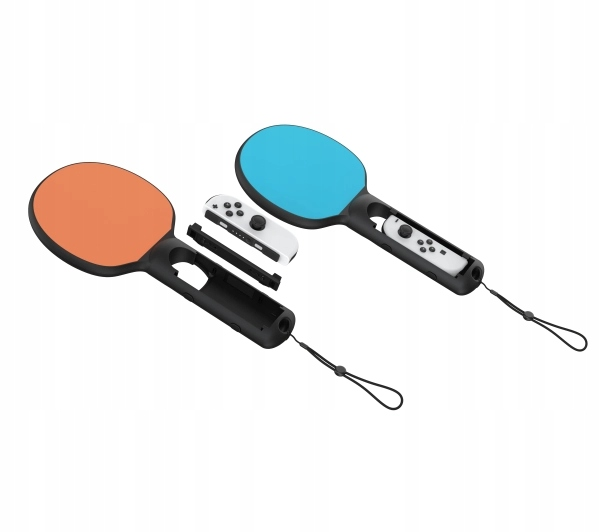 Dwie rakiety do ping ponga z kontrolerami. Jedna rakieta ma pomarańczową powierzchnię, druga niebieską. Obie mają czarne uchwyty i paski na nadgarstek.