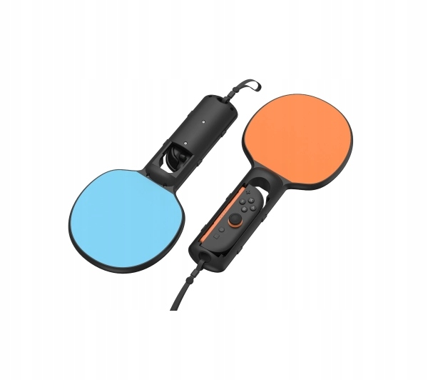 Dwa czarne kontrolery do gier przypominające rakietki do ping ponga. Jeden ma niebieską powierzchnię, drugi pomarańczową. Do jednego jest podłączony kontroler.
