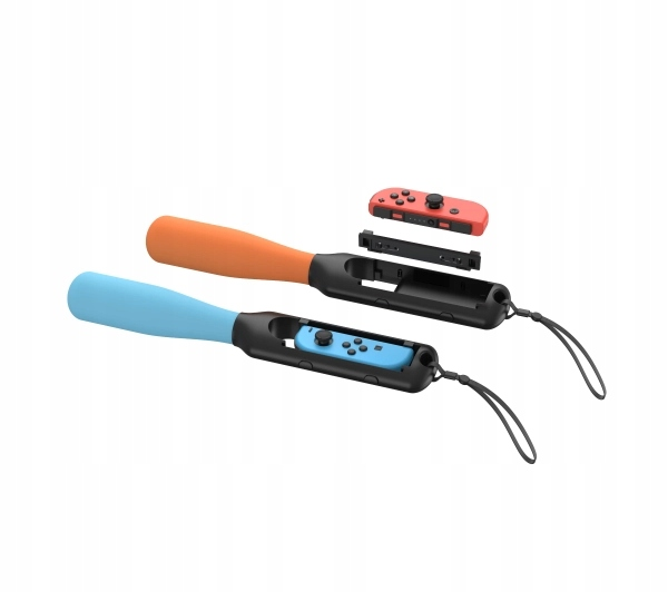 Dwa uchwyty do kontrolera Switch, jeden niebieski, jeden pomarańczowy, z czarnymi uchwytami. Czerwony kontroler jest nad nimi. Niebieski kontroler jest w środku.