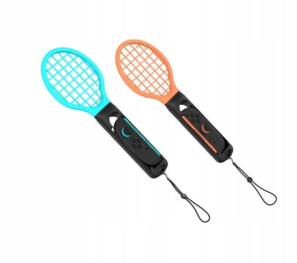 Dwa kontrolery do rakiet tenisowych. Jeden jest niebieski, drugi pomarańczowy, oba z czarnymi uchwytami i paskami na nadgarstek, na białym tle.