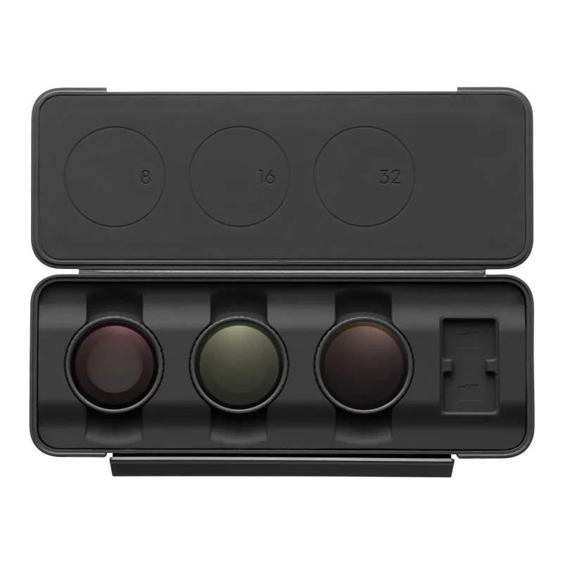 Otwarta czarna obudowa z filtrami. Na górze oznaczenia 8, 16 i 32. Na dole trzy okrągłe filtry i małe prostokątne gniazdo.