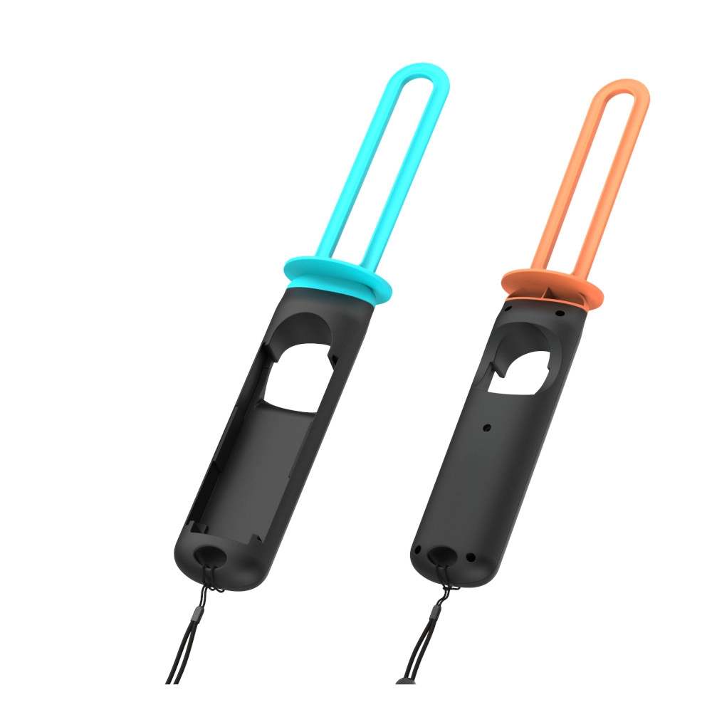 Dwa czarne akcesoria do kontrolerów gier z kolorowymi uchwytami: niebieskim i pomarańczowym. Mają paski na nadgarstki i są na białym tle.