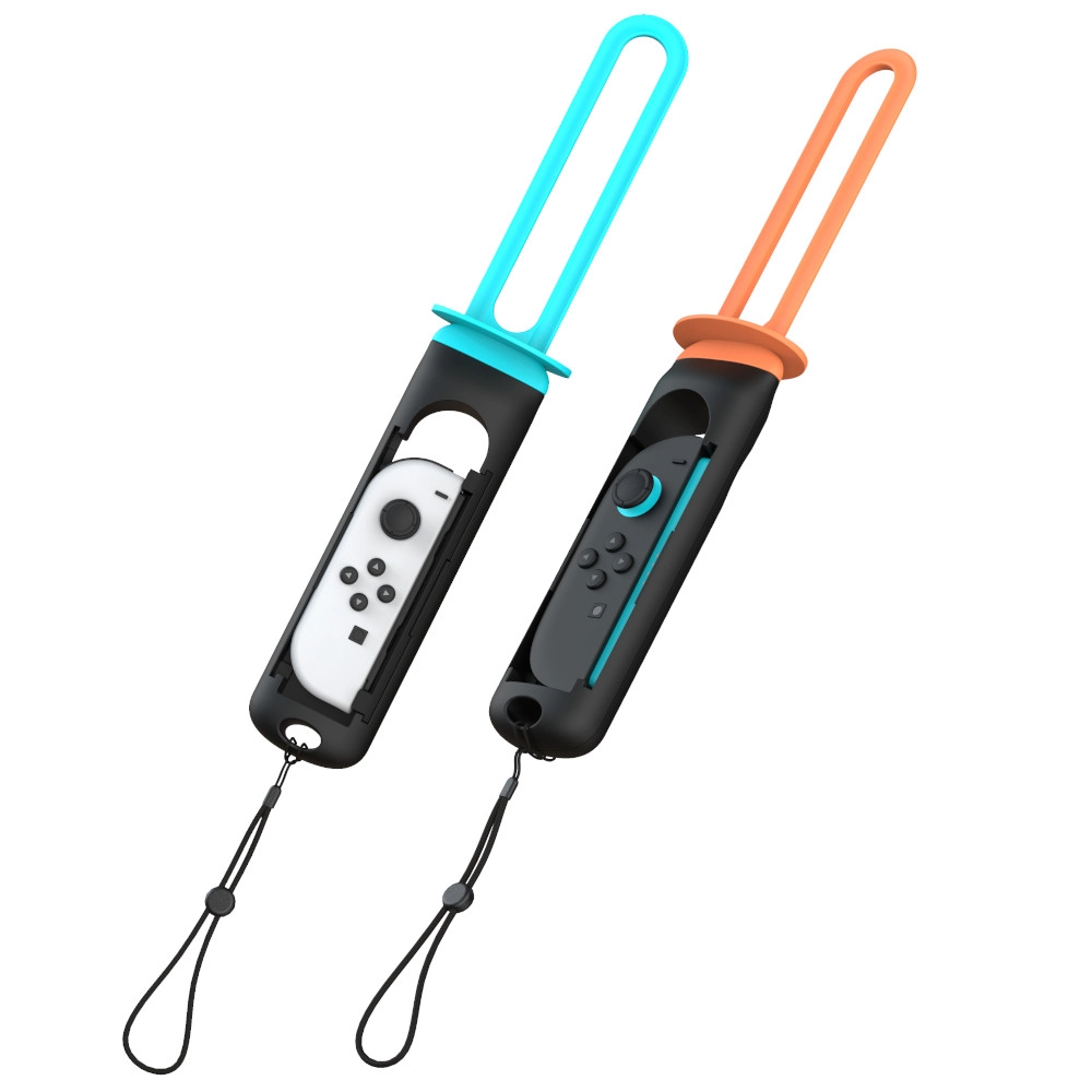 Dwa kontrolery do gier. Jeden niebieski, drugi pomarańczowy. Każdy ma czarny uchwyt z kontrolerem w środku. Dołączone smycze.