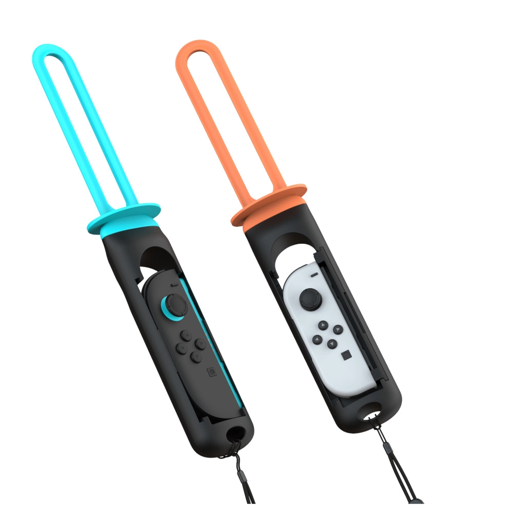 Dwa czarne uchwyty do kontrolerów do gier z kolorowymi uchwytami: niebieskim i pomarańczowym, każdy trzyma kontroler o innym kolorze.