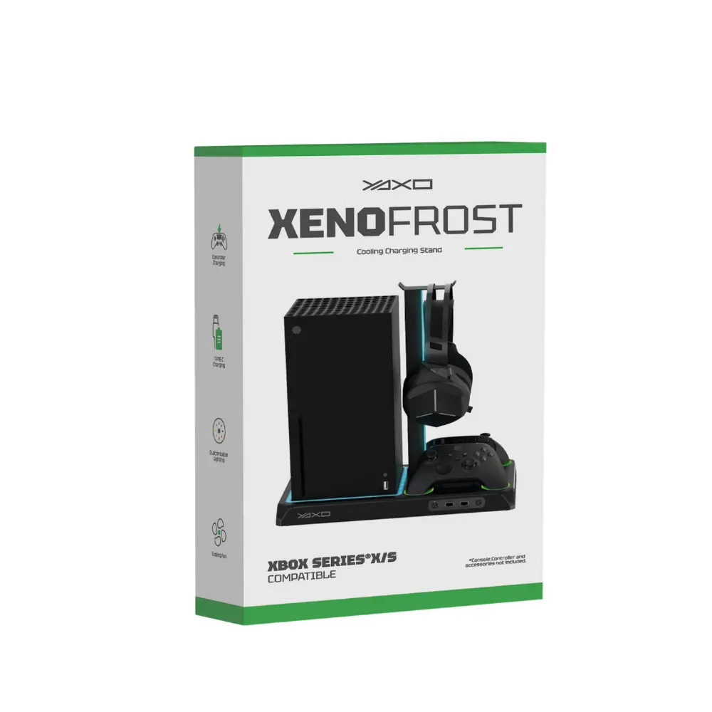 Pudełko dla Xbox Series X/S. Zawiera stojak do ładowania, zestaw słuchawkowy, kontroler i konsolę. Czarno-zielona kolorystyka.